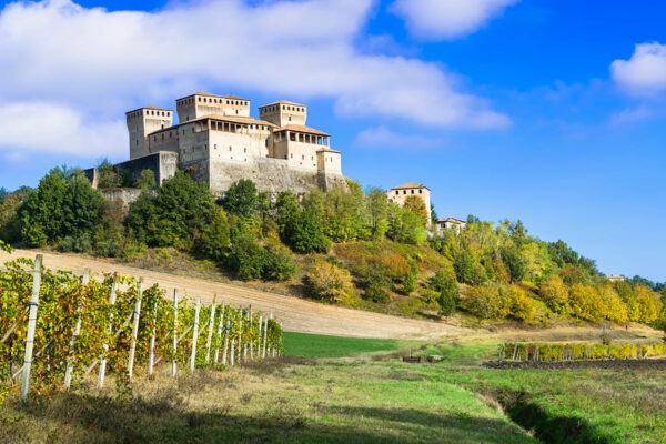 ITS__0000_Vineyards and castles of Italy - Torrechiara (near Parma)