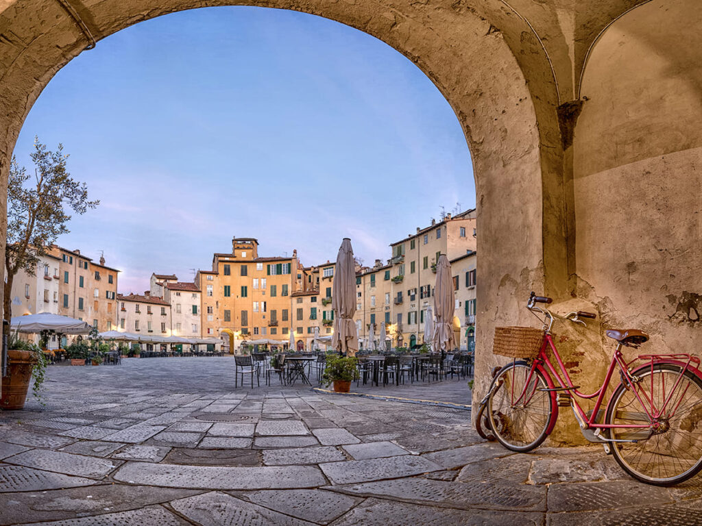 ITS__0003_Lucca, Italy. View of Piazza dell'Anfiteatro square through the arch