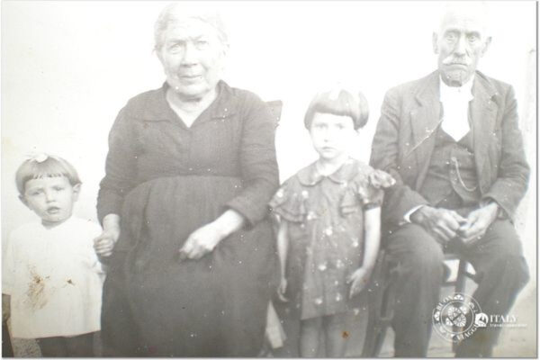 ITS_Genealogy-Research-Trip_Vintage-Family-Portrait_1 ITS_Genealogy-Research-Trip_Vintage-Family-Portrait_1