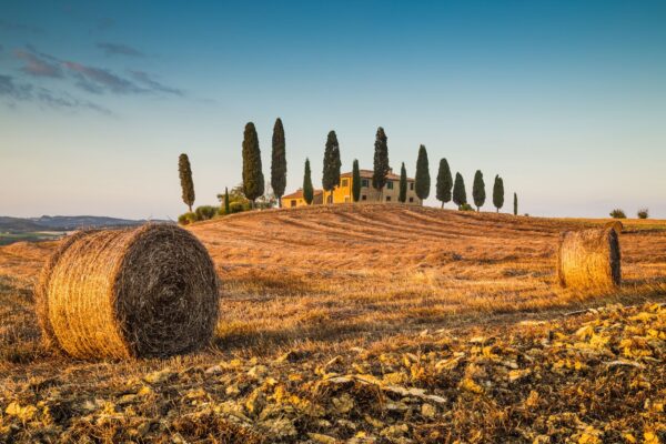 its-italy-in-a-glass-47-val-dorcia-farmhouse-sunset